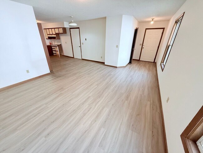 Foto del edificio - Great 3 Bed 2 Bath 2 Car Garage Flat Duple...