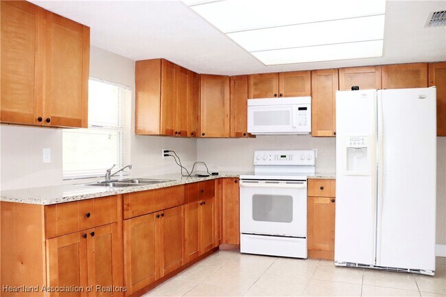 Building Photo - 2803 Pompano Dr