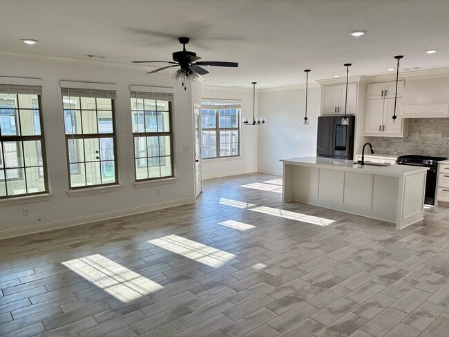 Building Photo - 460 Leslie Ln