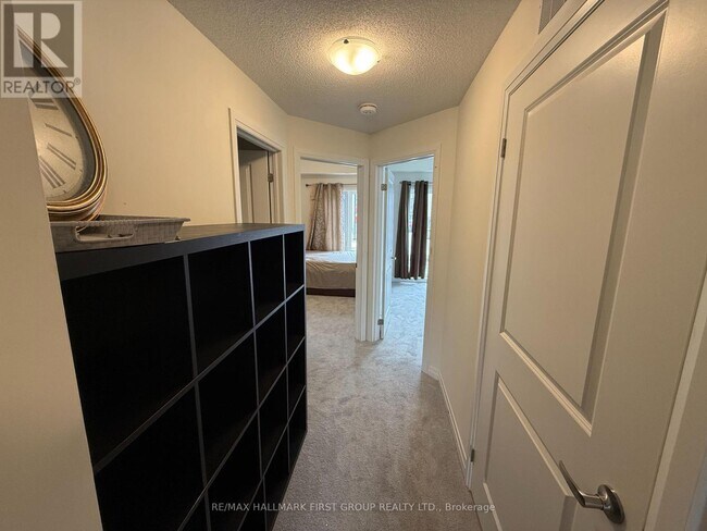 Photo du bâtiment - 235-235 McLevin Ave