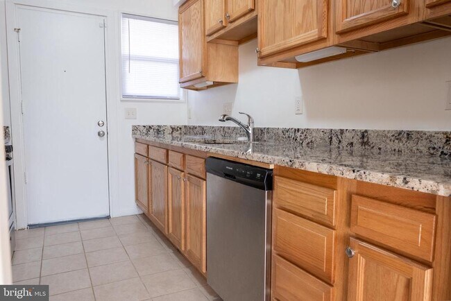 Building Photo - 2027 Barlowe Pl