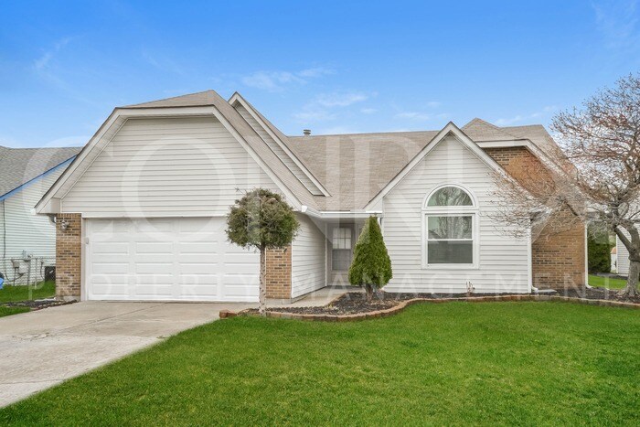 Primary Photo - Stunning 3 Bedroom with Vaulted Ceilings!