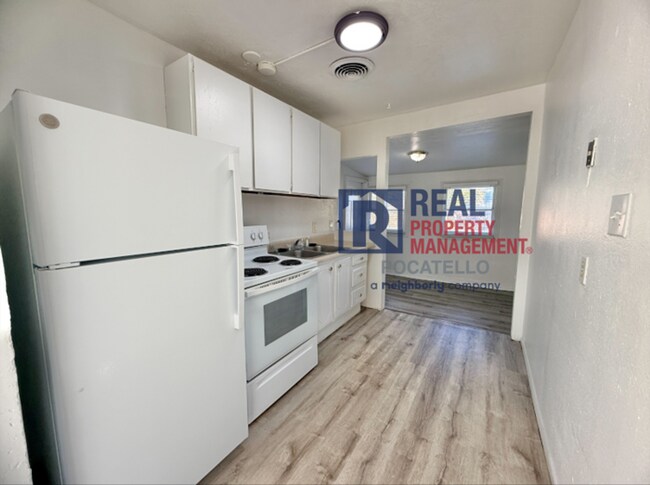 Foto del edificio - 5 bed 1.5 bath house - Pet Friendly