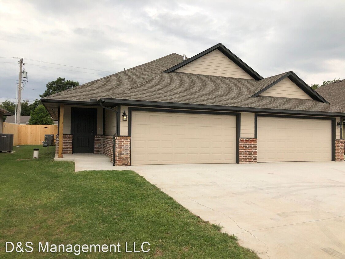 Primary Photo - 3 br, 2 bath House - 5215 Oakwood Villas C...