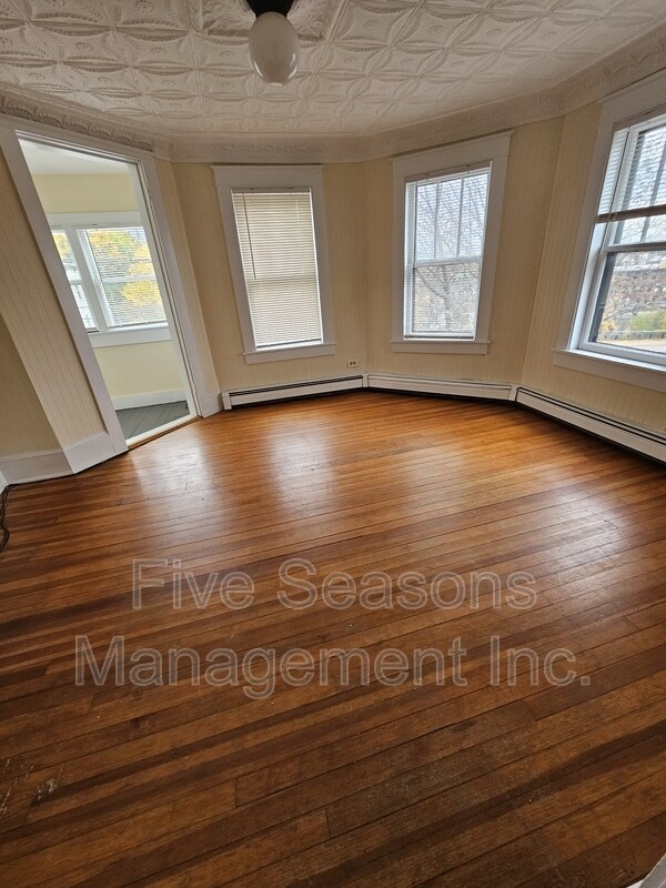 Foto del edificio - 465-467 Colchester Avenue - 3