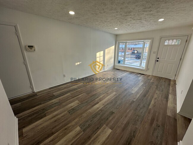 Foto del edificio - Spacious & Updated 4BR/2BA Home Near Holliday Park — Move-In Ready!