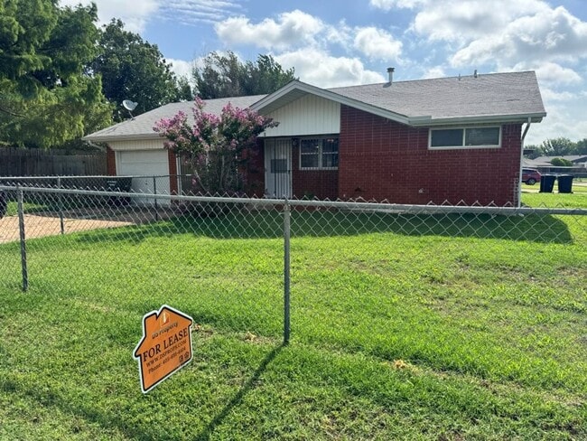 2 bed , 1 and a 1/2 bath, garage conversion with two living rooms and a storage space! Moore scho... - 2 bed , 1 and a 1/2 bath, garage conversion with two living rooms and a storage space! Moore scho... House
