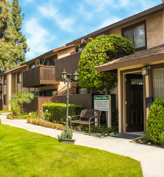 Exterior del complejo - Sycamore Pines Apartments