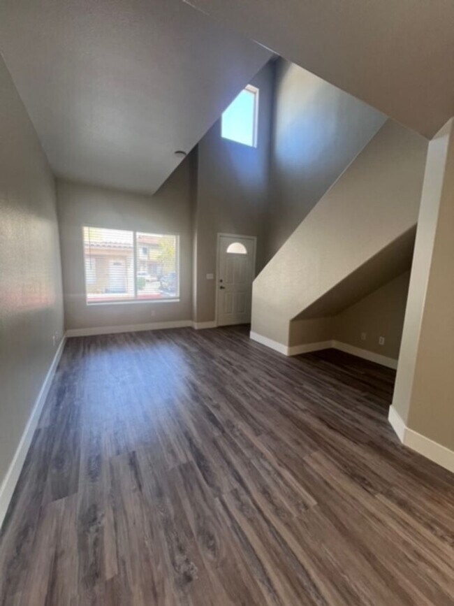 Foto del edificio - Three bedroom townhouse with 2 car garage