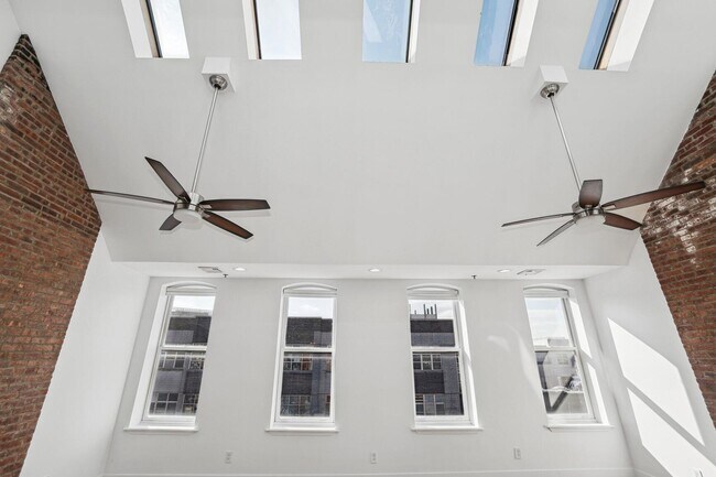 Building Photo - 128 Bright St