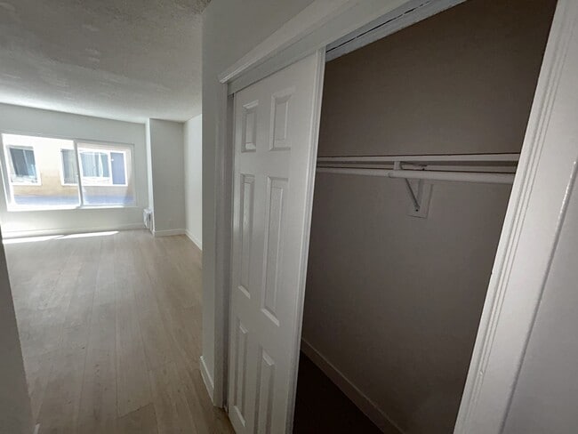 Building Photo - 535 S Catalina St