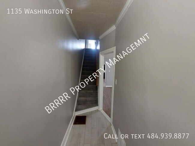 Building Photo - 4 bedroom 1.5 bathroom twin
