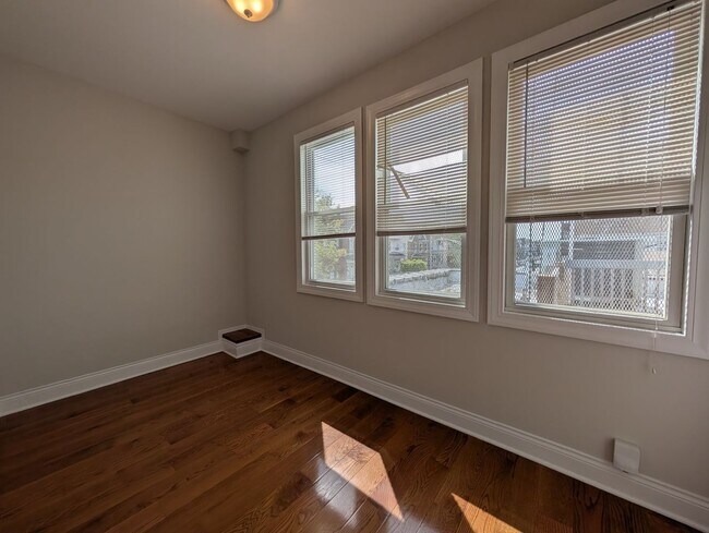 Foto del edificio - 3048 N Milwaukee Ave