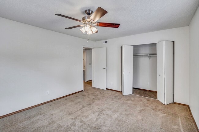 EM7A7558 - English Village