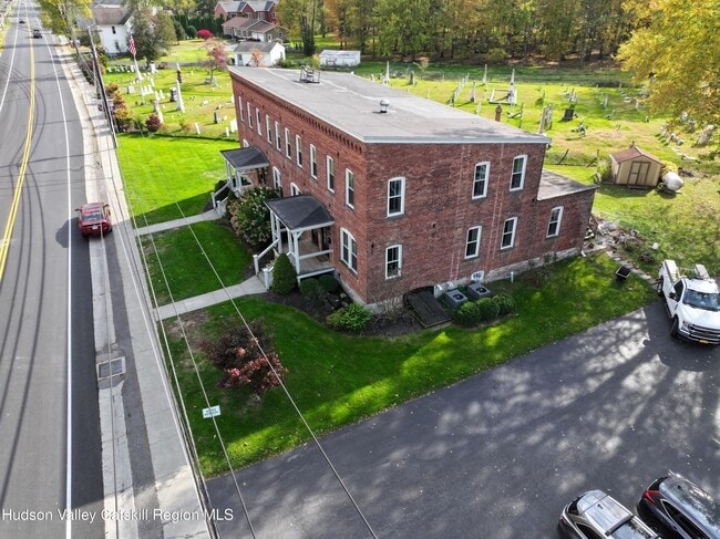 Building Photo - 160 Mansion St