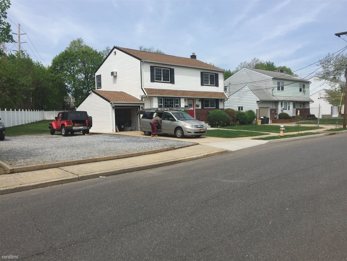 26 Heisser Ln, Farmingdale, NY 11735 Condo for Rent in Farmingdale