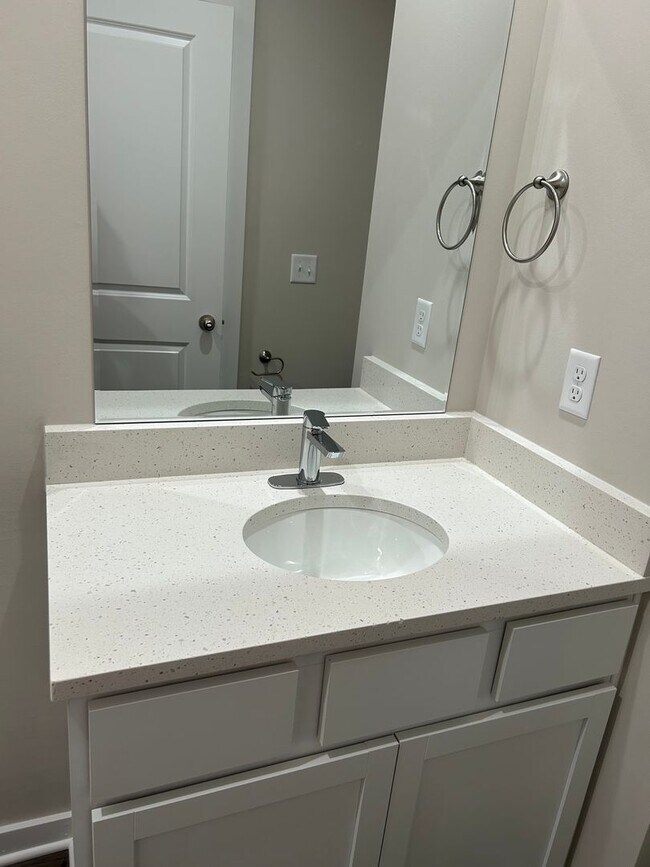 Foto del edificio - New Construction west side town home