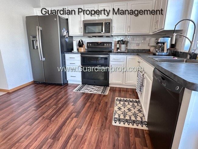 Foto del edificio - Lakeville End Unit Town Home, 2 Car Garage, Loft, W/D, Walkout Patio