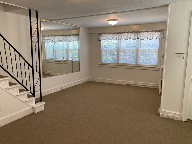 Spacious Living Room - 432 Wisteria Rd