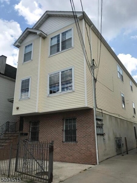 Primary Photo - 204 Bergen St