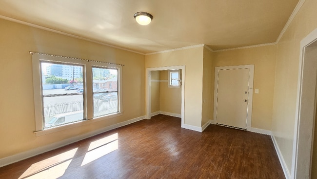 Building Photo - 815 S Lake St