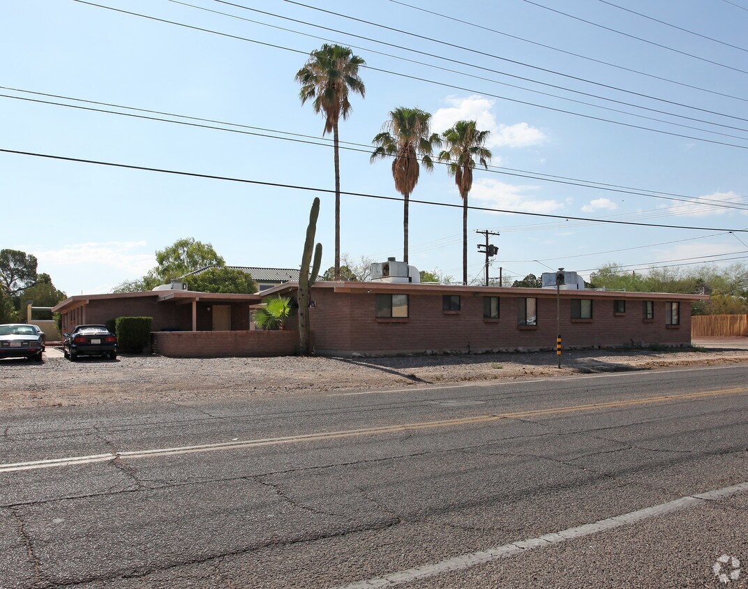 Primary Photo - 1002 E Lester St