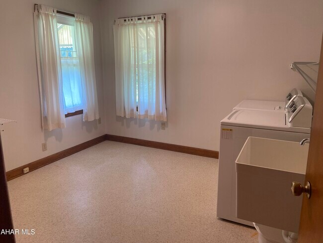 Foto del edificio - 1027 Amelia Ave