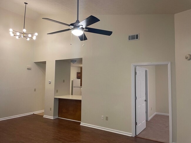 Building Photo - Comfortable 2 Bed / 2 Bath Home with Fenced Yard!