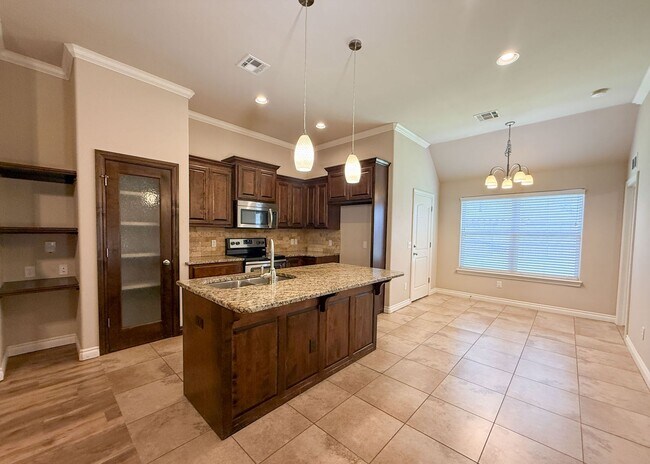 Building Photo - Edmond Schools | 3 Bed, 2 Bath | Open Layout & Covered Patio