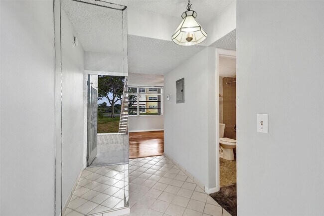 Building Photo - 7875 Margate Blvd