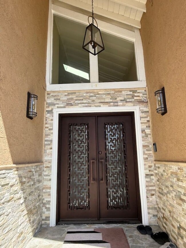 Foto del edificio - Fully Furnished 5 bedroom home