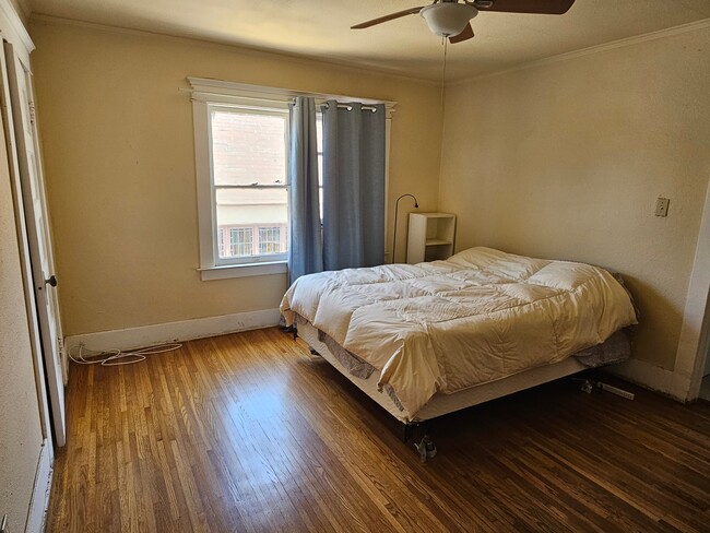 Photo - 1424 W 37th Dr House