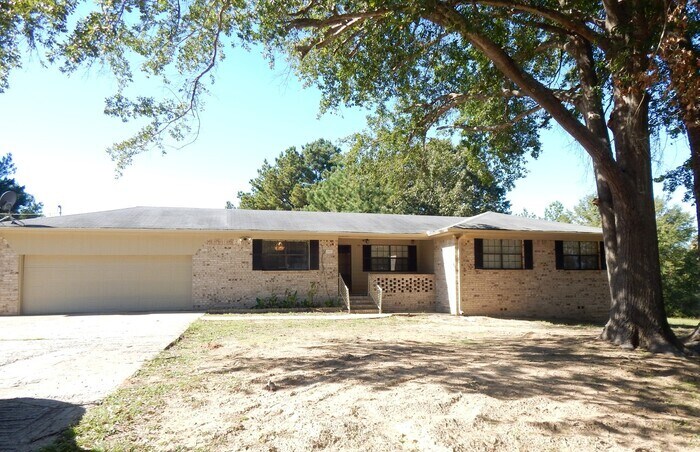Primary Photo - Spacious 3 Bedroom Home - Water Paid ($50/...