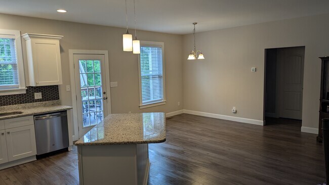 Foto del edificio - 6821 Ingleside Dr