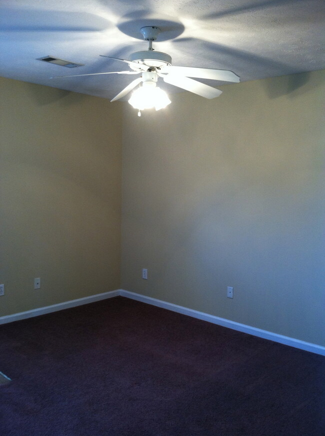 Building Photo - Twin City Duplex Available for January!