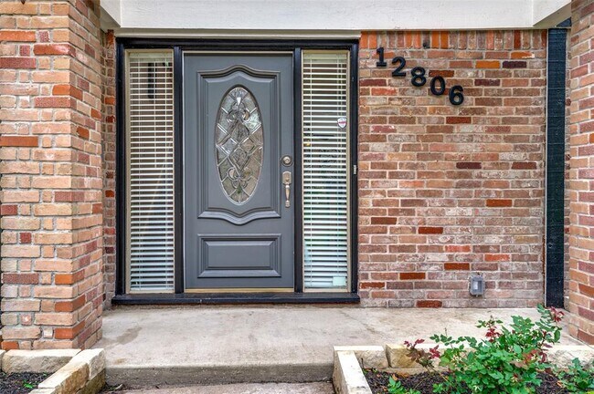 Foto del edificio - 12806 Shady Knoll Ln