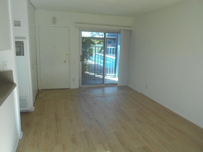 121 living - 325 Bay St.
