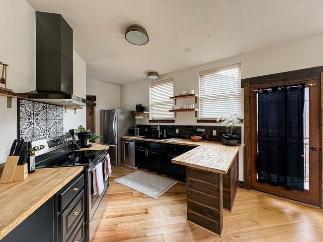 Foto del edificio - Modern 1 Bedroom, 1 Bathroom Home in East Missoula – Fully Furnished!