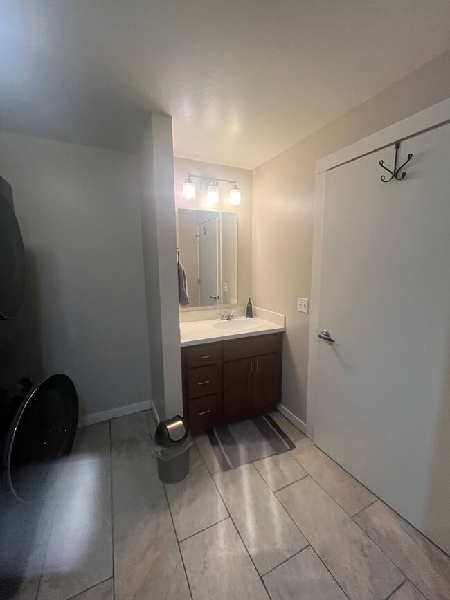 Building Photo - 210 S Cottonwood Rd