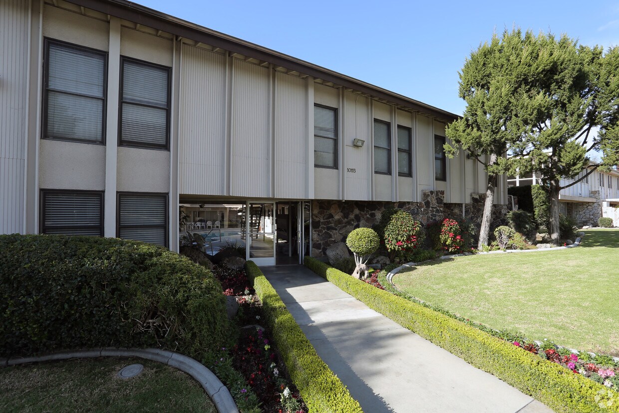 Foto del edificio - 10115 Santa Gertrudes Ave