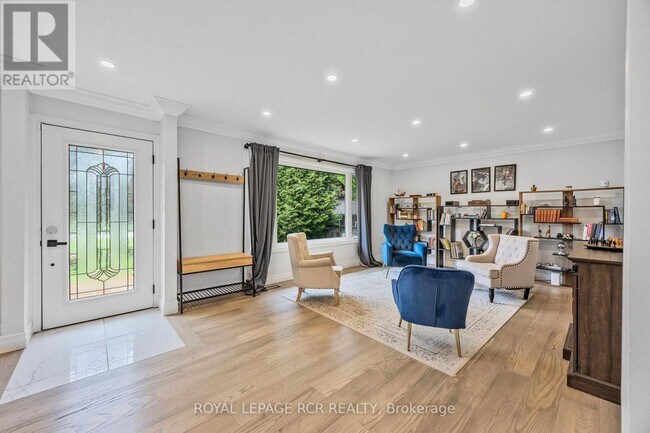 Building Photo - 61 William St E