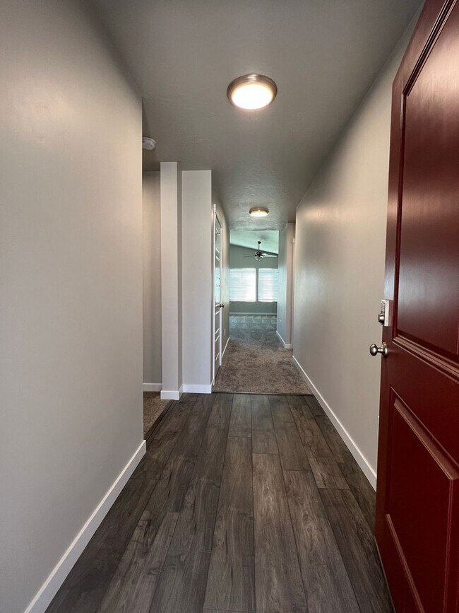 Foto del edificio - Newer 3 bed 2 bath with a home office just...