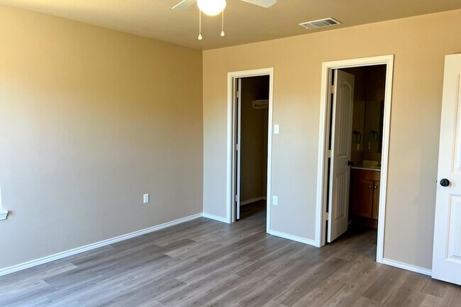 Foto del edificio - 3118 E Cornell St