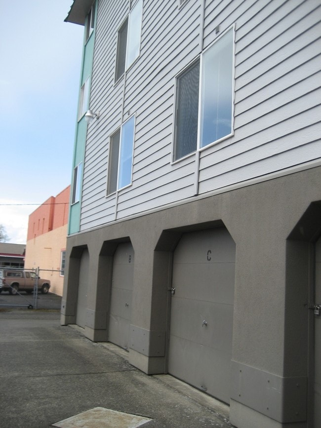 Building Photo - Hemlock Court