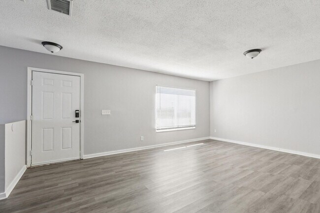 Foto del edificio - 7402 E Bank Dr