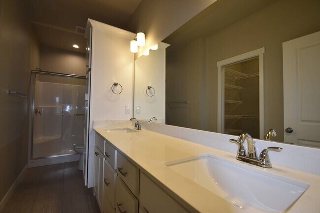 Foto del edificio - iscover this spacious 4-bedroom, 2.5-bath home in Lynden, WA