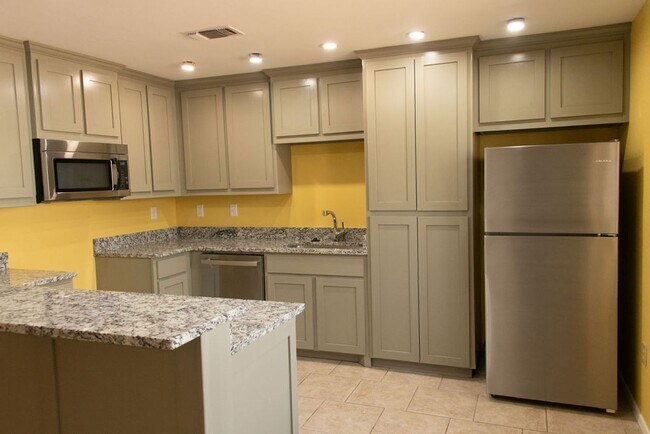Foto del edificio - Newly Remodeled 3/2/1 on Wooded Lot