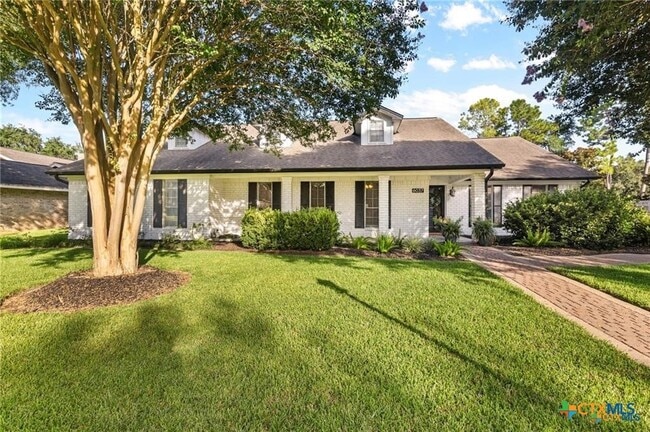 Building Photo - 6037 Country Club Dr