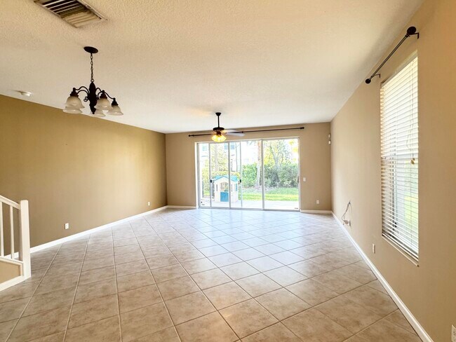 Foto del edificio - 1056 Pinewood Lake Ct