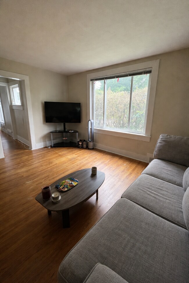 Foto del edificio - Awesome 3 bedroom 1 bath - available for June 1st close to UWEC!